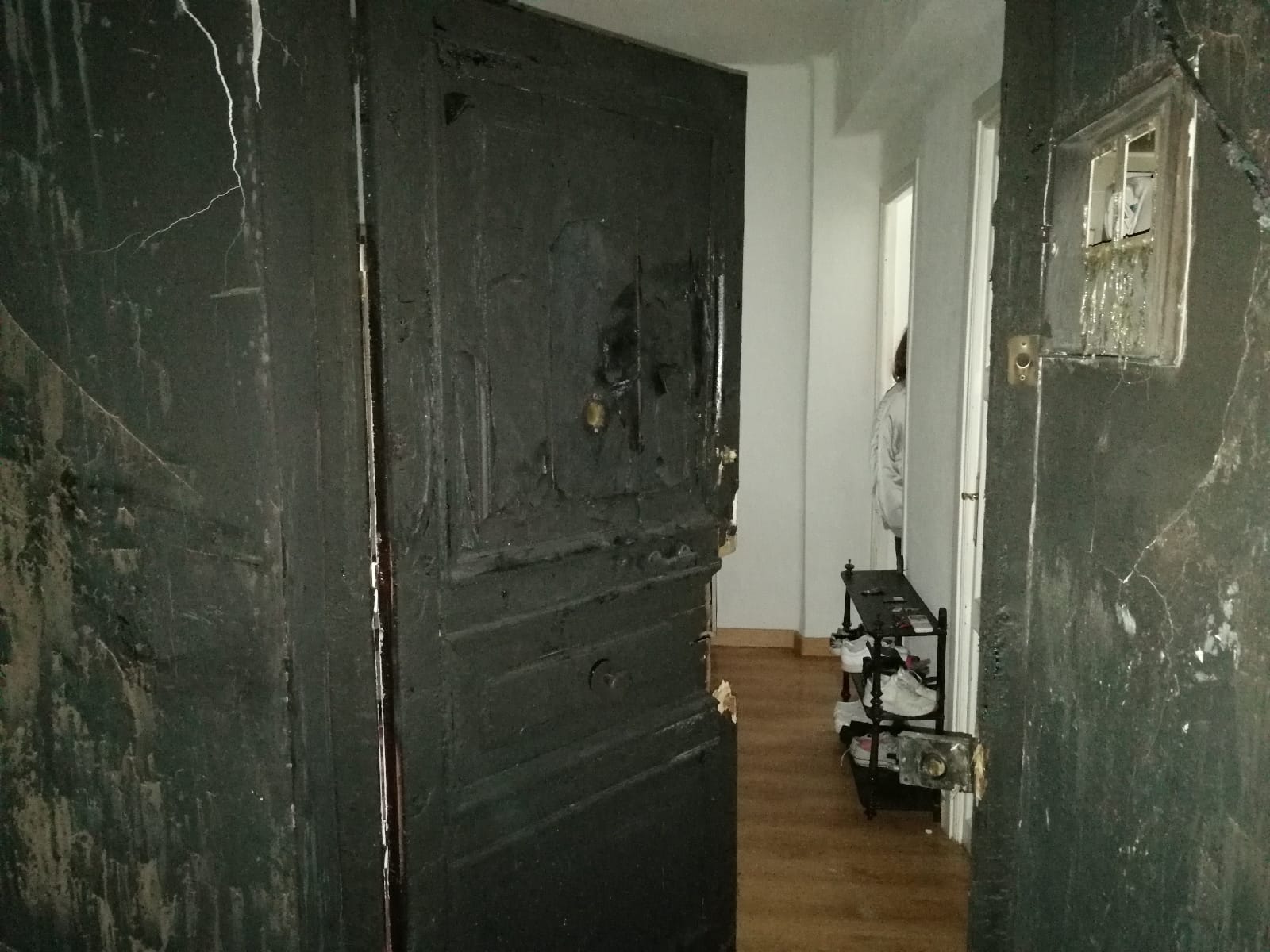 Fotos en el lugar donde se produjo el fuego que se generó en el número 2 de esta céntrica calle de la capital