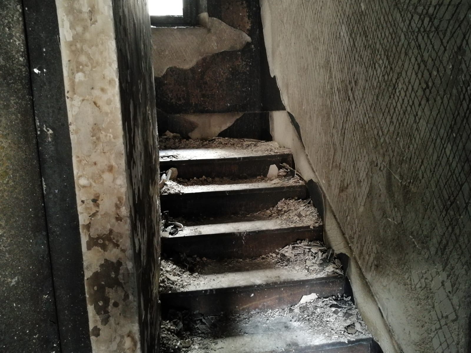 Fotos en el lugar donde se produjo el fuego que se generó en el número 2 de esta céntrica calle de la capital