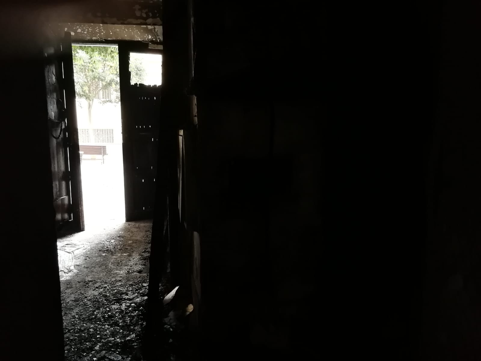 Fotos en el lugar donde se produjo el fuego que se generó en el número 2 de esta céntrica calle de la capital