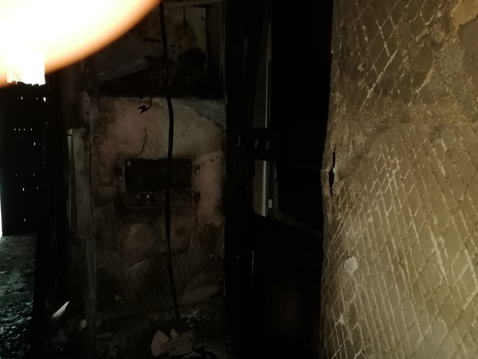 Fotos en el lugar donde se produjo el fuego que se generó en el número 2 de esta céntrica calle de la capital