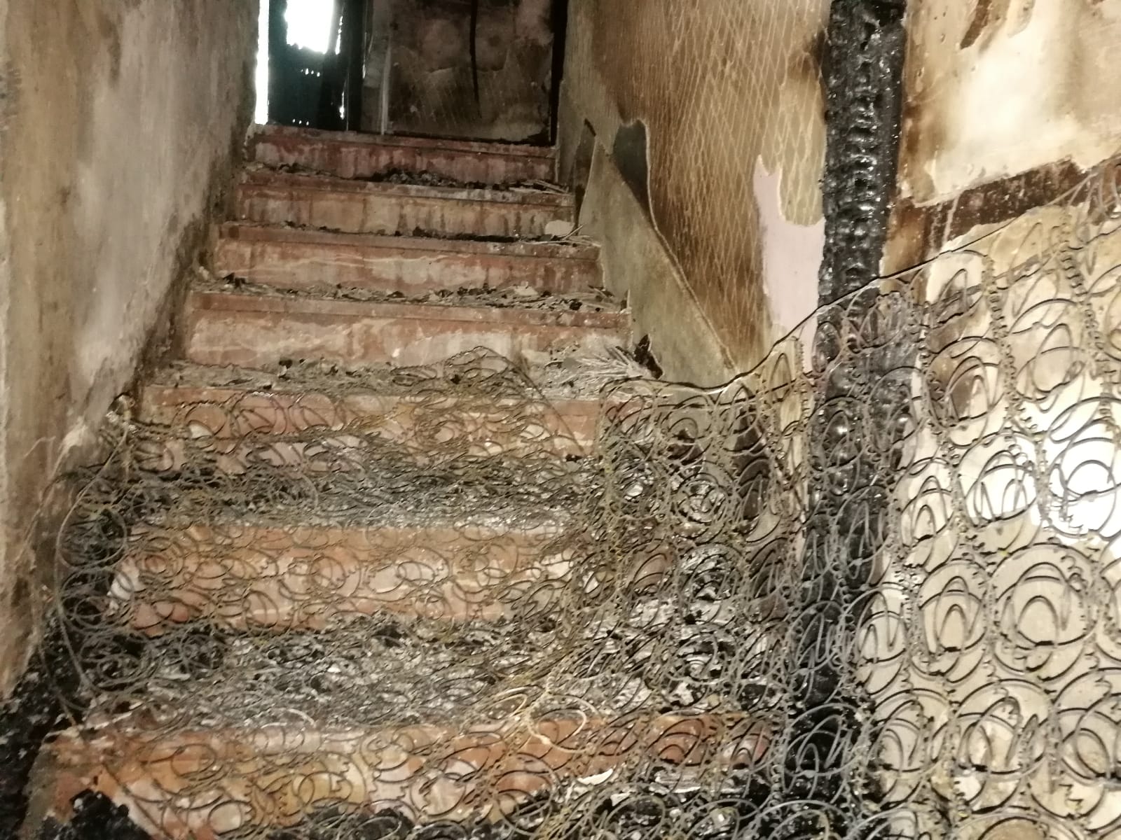 Fotos en el lugar donde se produjo el fuego que se generó en el número 2 de esta céntrica calle de la capital