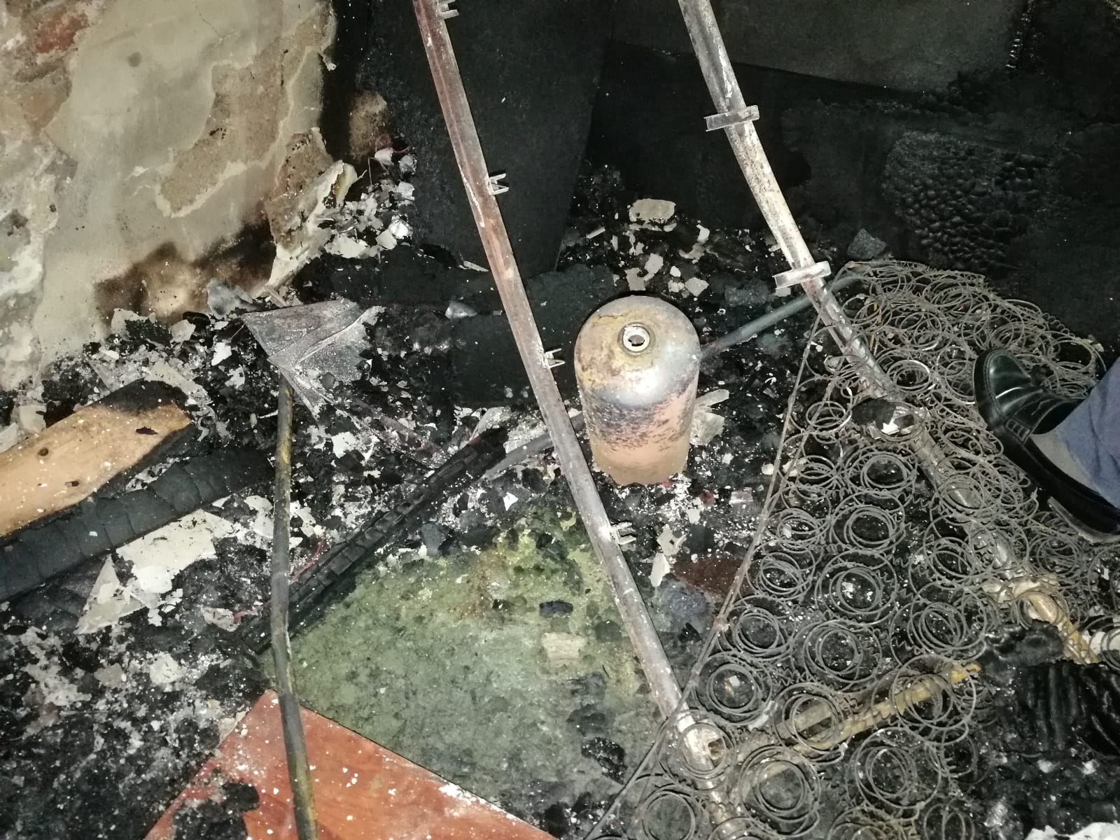 Fotos en el lugar donde se produjo el fuego que se generó en el número 2 de esta céntrica calle de la capital