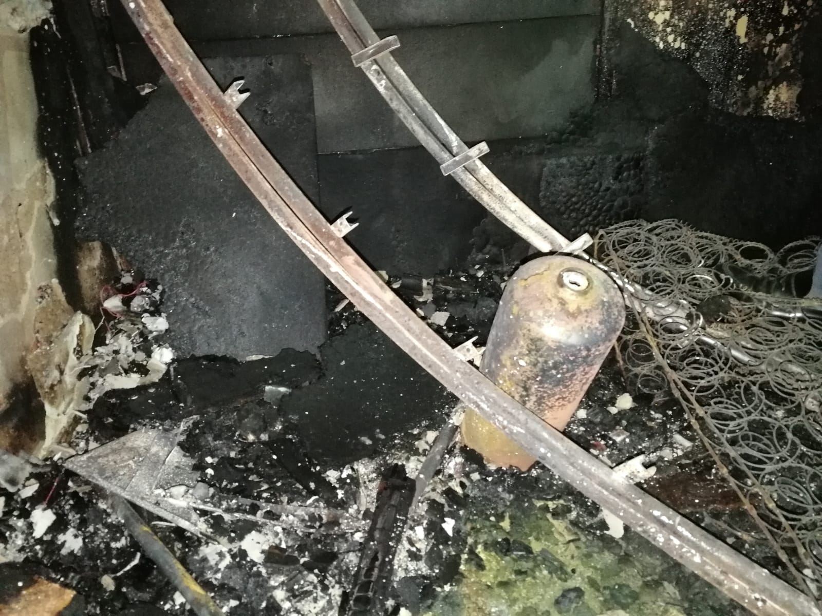 Fotos en el lugar donde se produjo el fuego que se generó en el número 2 de esta céntrica calle de la capital