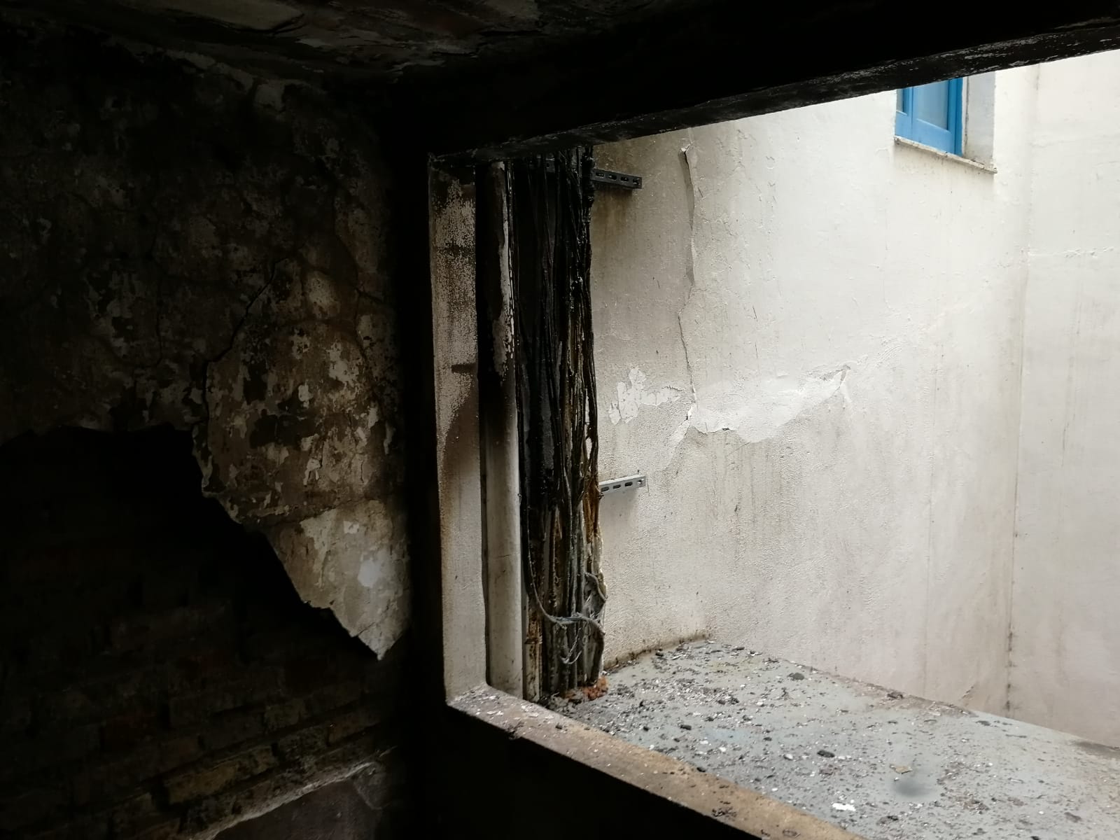 Fotos en el lugar donde se produjo el fuego que se generó en el número 2 de esta céntrica calle de la capital