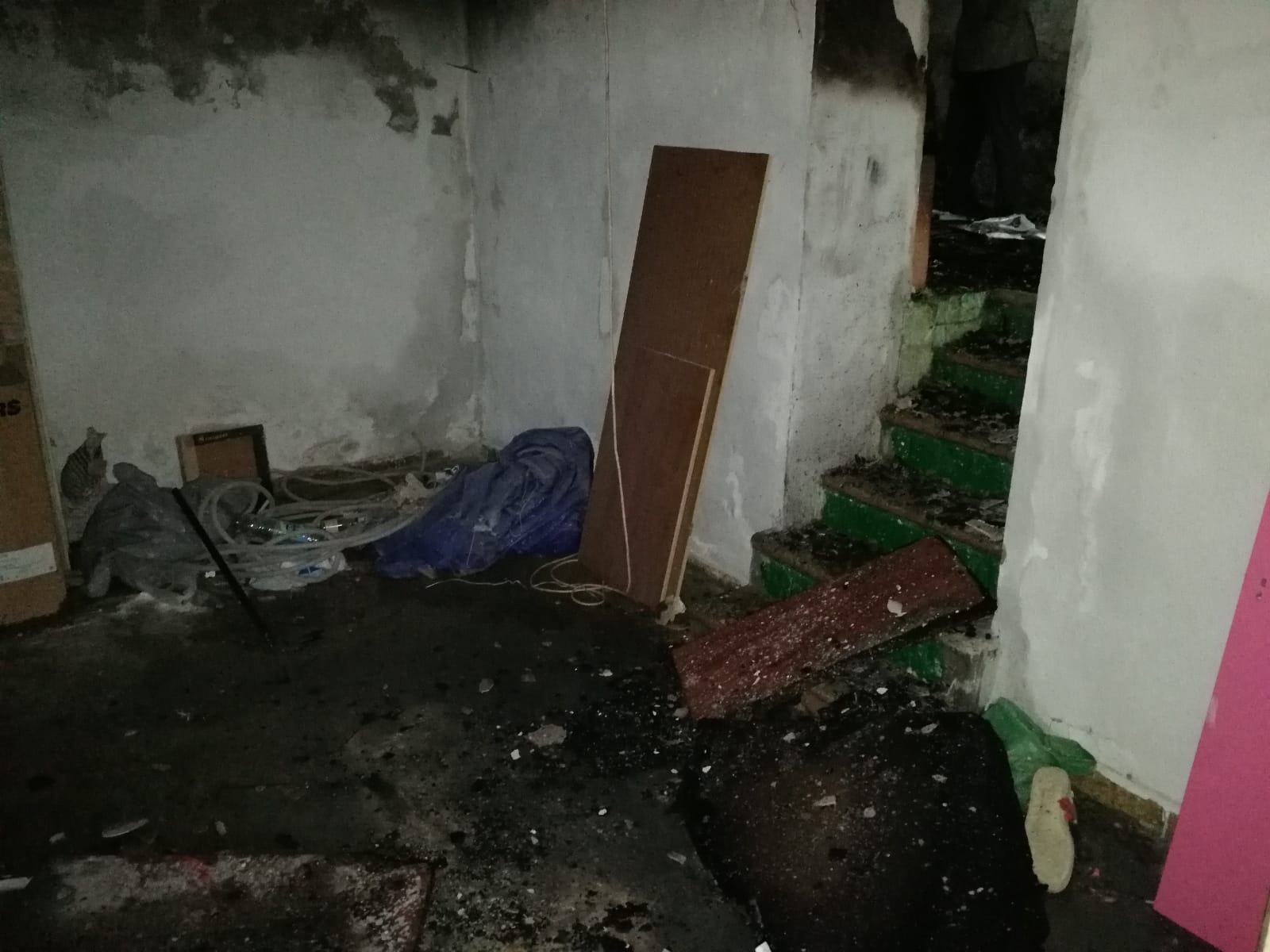 Fotos en el lugar donde se produjo el fuego que se generó en el número 2 de esta céntrica calle de la capital