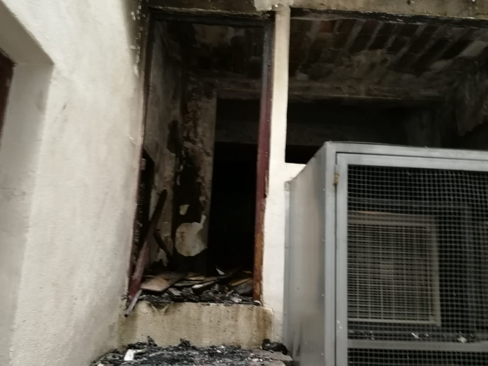 Fotos en el lugar donde se produjo el fuego que se generó en el número 2 de esta céntrica calle de la capital