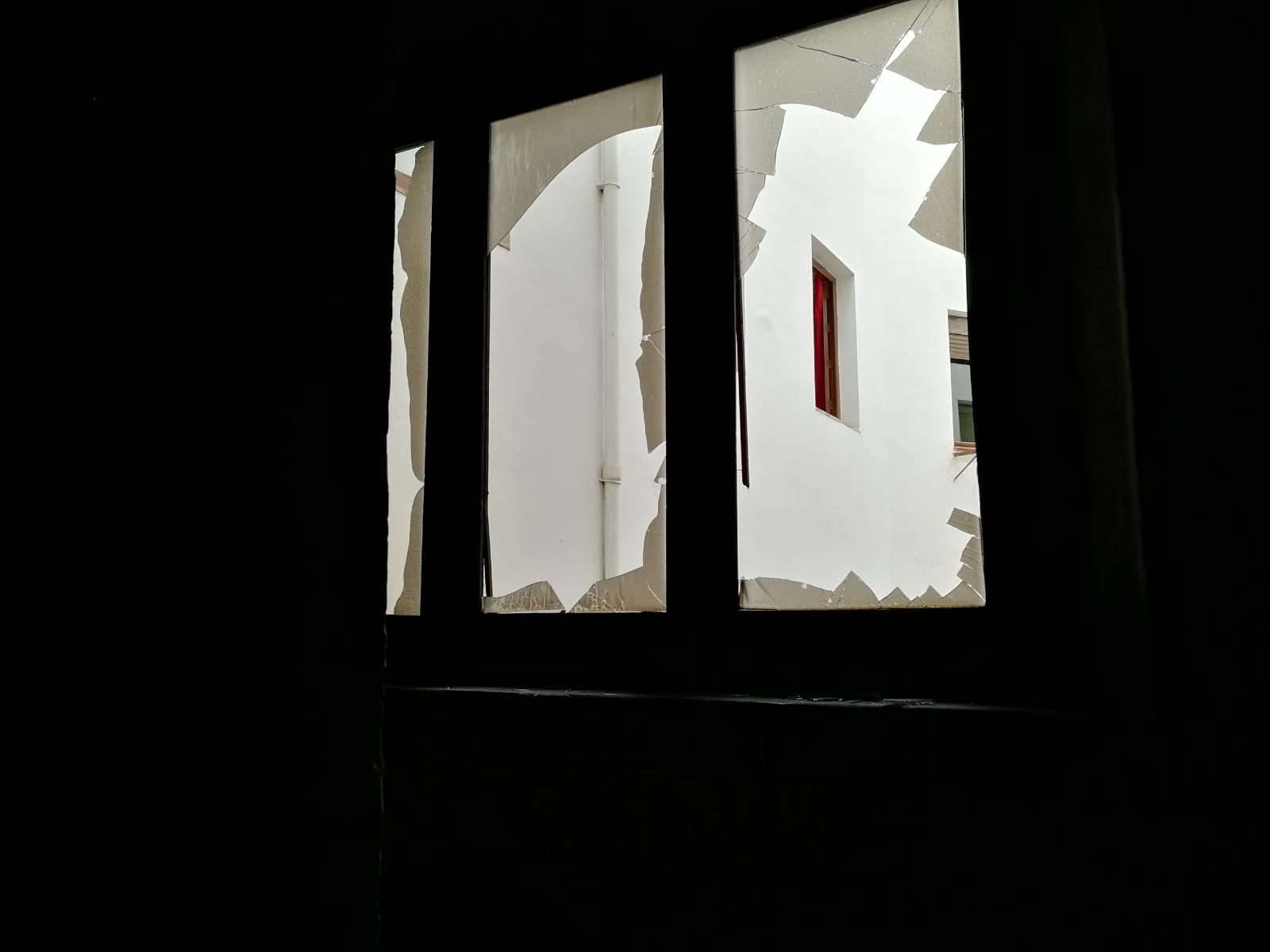 Fotos en el lugar donde se produjo el fuego que se generó en el número 2 de esta céntrica calle de la capital