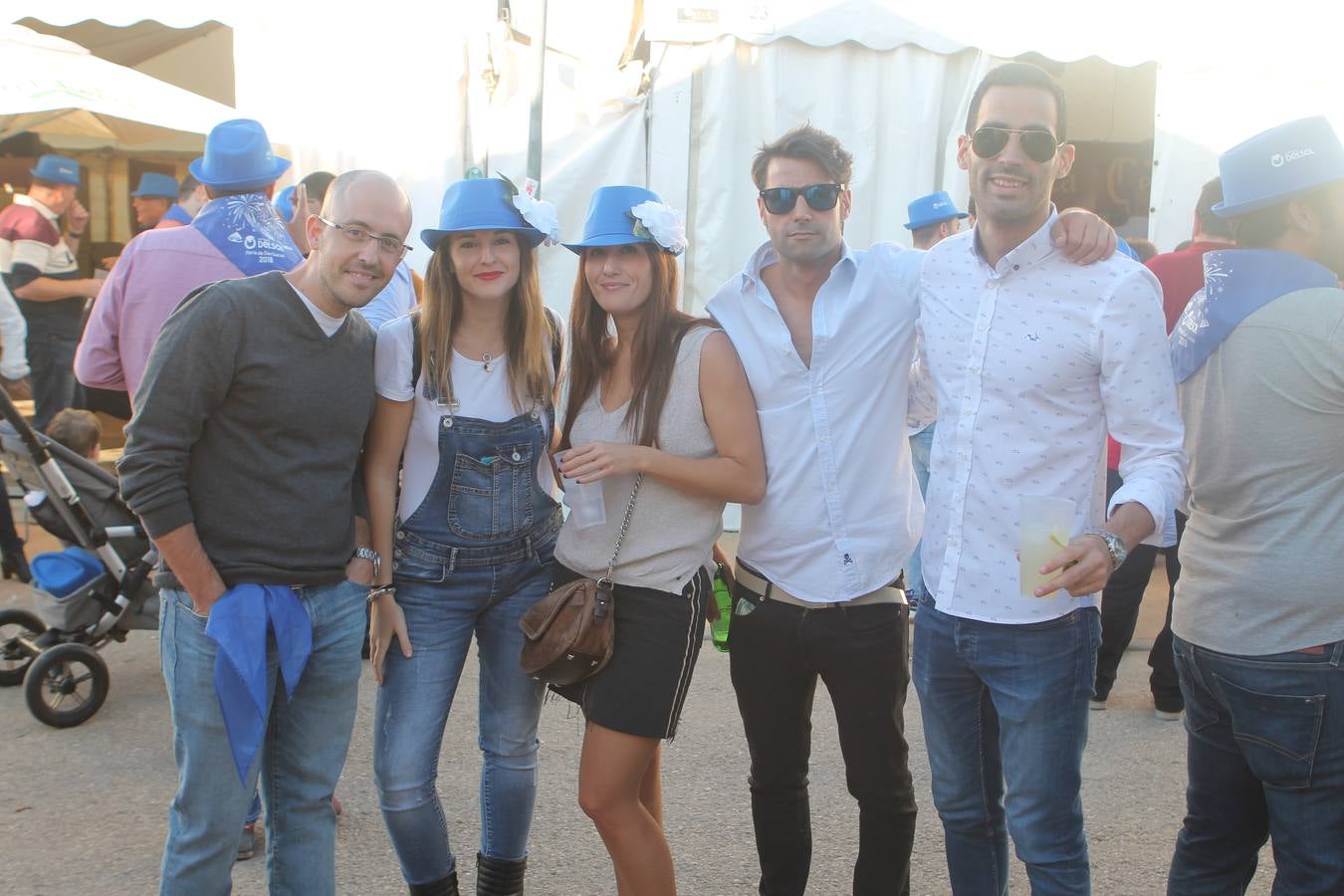 En La Vestida no estaba muy claro si sería una jornada fructífera, pero lo cierto es que lo fue: las decenas de comidas del mediodía se alargaron con las copas de la tarde, para dar paso a la noche, a la que solo llegaron los valientes