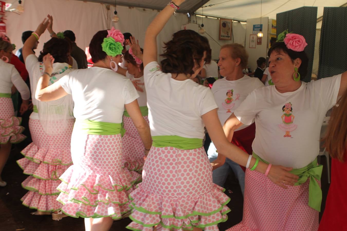 En La Vestida no estaba muy claro si sería una jornada fructífera, pero lo cierto es que lo fue: las decenas de comidas del mediodía se alargaron con las copas de la tarde, para dar paso a la noche, a la que solo llegaron los valientes