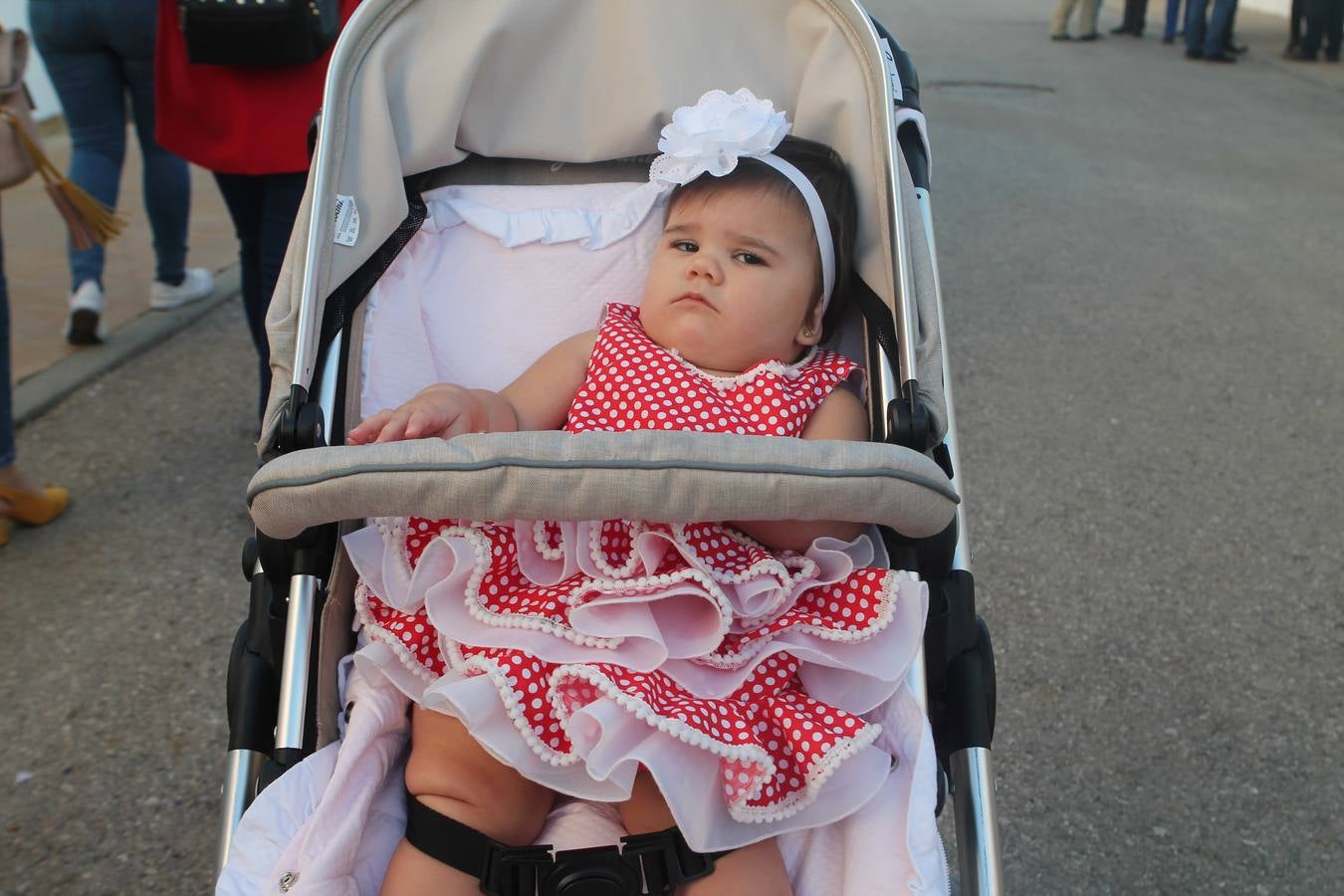 En La Vestida no estaba muy claro si sería una jornada fructífera, pero lo cierto es que lo fue: las decenas de comidas del mediodía se alargaron con las copas de la tarde, para dar paso a la noche, a la que solo llegaron los valientes. 