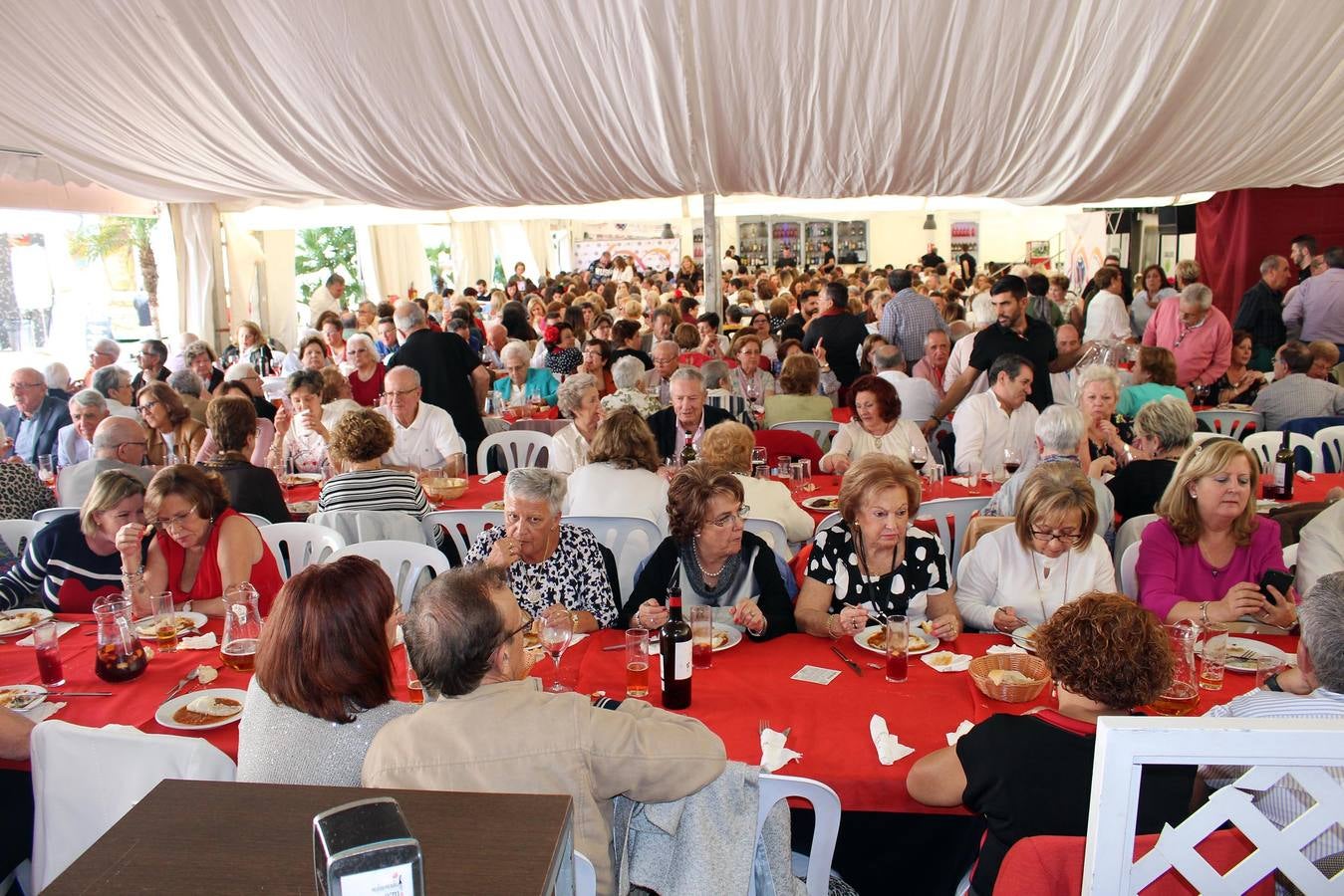En La Vestida no estaba muy claro si sería una jornada fructífera, pero lo cierto es que lo fue: las decenas de comidas del mediodía se alargaron con las copas de la tarde, para dar paso a la noche, a la que solo llegaron los valientes. 