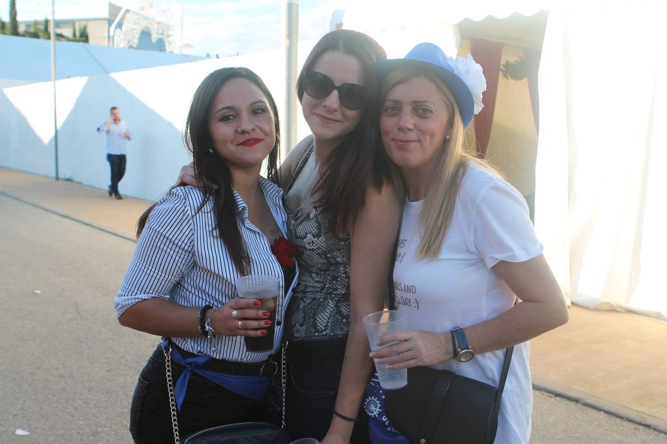 En La Vestida no estaba muy claro si sería una jornada fructífera, pero lo cierto es que lo fue: las decenas de comidas del mediodía se alargaron con las copas de la tarde, para dar paso a la noche, a la que solo llegaron los valientes. 