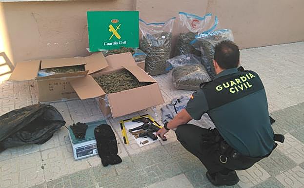 Detenidos en Atarfe cuatro «peligrosos delincuentes» con 52 kilos de marihuana