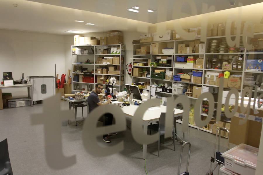 Fotografías tomadas durante la entrevista realizada a Javier Vargas (Granada, 1994) en el Parque de las Ciencias de Granada. Una entrevista en la que nos cuenta los secretos de su trabajo en El Hormiguero, cómo llegó a la televisión gracias a un whatsapp y reflexiona sobre la juventud, la importancia de la vocación, las tapas... Si te apetece leer  la entrevista completa y ver los vídeos, pincha aquí