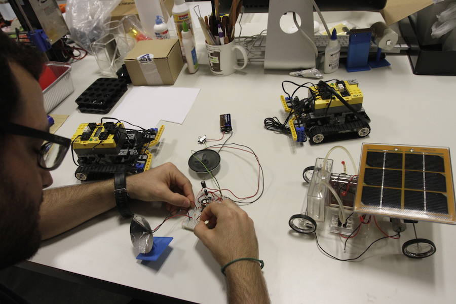 Fotografías tomadas durante la entrevista realizada a Javier Vargas (Granada, 1994) en el Parque de las Ciencias de Granada. Una entrevista en la que nos cuenta los secretos de su trabajo en El Hormiguero, cómo llegó a la televisión gracias a un whatsapp y reflexiona sobre la juventud, la importancia de la vocación, las tapas... Si te apetece leer  la entrevista completa y ver los vídeos, pincha aquí