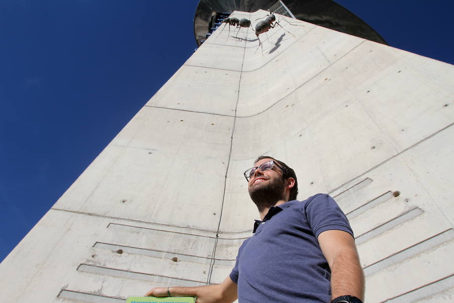 Fotografías tomadas durante la entrevista realizada a Javier Vargas (Granada, 1994) en el Parque de las Ciencias de Granada. Una entrevista en la que nos cuenta los secretos de su trabajo en El Hormiguero, cómo llegó a la televisión gracias a un whatsapp y reflexiona sobre la juventud, la importancia de la vocación, las tapas... Si te apetece leer  la entrevista completa y ver los vídeos, pincha aquí