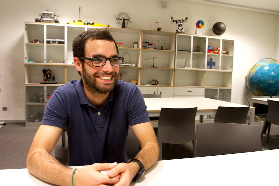 Fotografías tomadas durante la entrevista realizada a Javier Vargas (Granada, 1994) en el Parque de las Ciencias de Granada. Una entrevista en la que nos cuenta los secretos de su trabajo en El Hormiguero, cómo llegó a la televisión gracias a un whatsapp y reflexiona sobre la juventud, la importancia de la vocación, las tapas... Si te apetece leer  la entrevista completa y ver los vídeos, pincha aquí