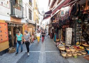 Las calles Elvira y Calderería Nueva y Vieja recobrarán su imagen y estilo original, lo que se traduce en que dejarán de tener ese sabor a zoco árabe y serán unas calles iguales a las otras muchas que cruzan la ciudad de Granada, tras la ofensiva municipal de multar los incumplimientos de las tiendas y negocios del Albaicín.