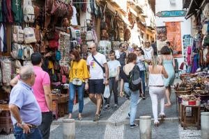 Las calles Elvira y Calderería Nueva y Vieja recobrarán su imagen y estilo original, lo que se traduce en que dejarán de tener ese sabor a zoco árabe y serán unas calles iguales a las otras muchas que cruzan la ciudad de Granada, tras la ofensiva municipal de multar los incumplimientos de las tiendas y negocios del Albaicín.