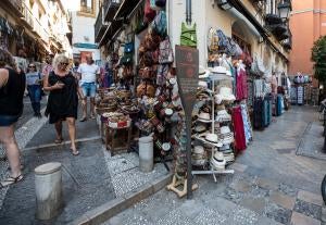 Las calles Elvira y Calderería Nueva y Vieja recobrarán su imagen y estilo original, lo que se traduce en que dejarán de tener ese sabor a zoco árabe y serán unas calles iguales a las otras muchas que cruzan la ciudad de Granada, tras la ofensiva municipal de multar los incumplimientos de las tiendas y negocios del Albaicín.