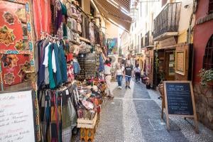 Las calles Elvira y Calderería Nueva y Vieja recobrarán su imagen y estilo original, lo que se traduce en que dejarán de tener ese sabor a zoco árabe y serán unas calles iguales a las otras muchas que cruzan la ciudad de Granada, tras la ofensiva municipal de multar los incumplimientos de las tiendas y negocios del Albaicín.