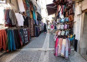 Las calles Elvira y Calderería Nueva y Vieja recobrarán su imagen y estilo original, lo que se traduce en que dejarán de tener ese sabor a zoco árabe y serán unas calles iguales a las otras muchas que cruzan la ciudad de Granada, tras la ofensiva municipal de multar los incumplimientos de las tiendas y negocios del Albaicín.