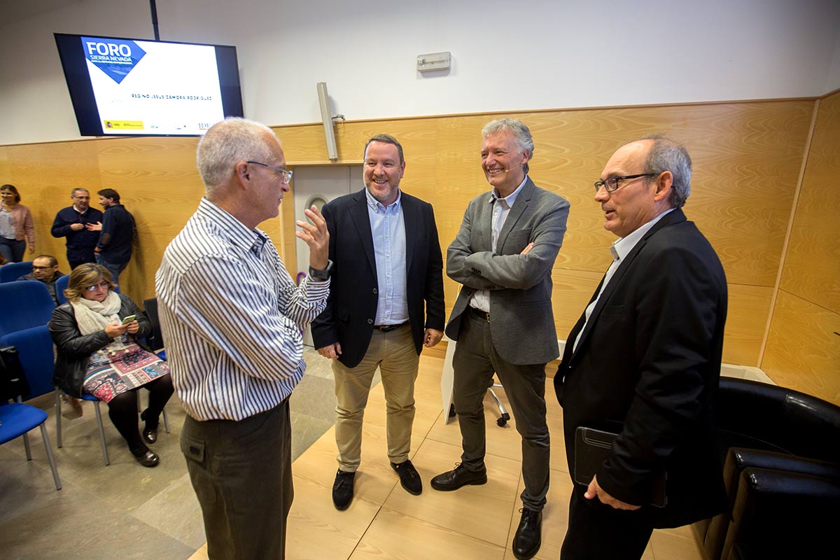 Imágenes del desarrollo del Foro IDEAL de Biodiversidad con los principales expertos en cambio global, celebrado el 18 de octubre de 2018 en la Escuela de Ingenieros de Caminos de la UGR, organizado por IDEAL y la Fundación Biodiversidad del MInisterio para la Transición Ecológica. Con Javier Sánchez, director del Parque Nacional y Natural de Sierra Nevada, Regino Zamora, catedrático de Ecología de la UGR y José Miguel Barea, Técnico de la Agencia de Medio Ambiente y Agua de Andalucía, con el periodista Juan Enrique Gómez como moderador.