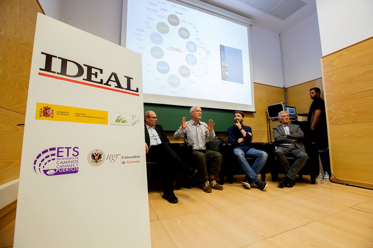 Imágenes del desarrollo del Foro IDEAL de Biodiversidad con los principales expertos en cambio global, celebrado el 18 de octubre de 2018 en la Escuela de Ingenieros de Caminos de la UGR, organizado por IDEAL y la Fundación Biodiversidad del MInisterio para la Transición Ecológica. Con Javier Sánchez, director del Parque Nacional y Natural de Sierra Nevada, Regino Zamora, catedrático de Ecología de la UGR y José Miguel Barea, Técnico de la Agencia de Medio Ambiente y Agua de Andalucía, con el periodista Juan Enrique Gómez como moderador.