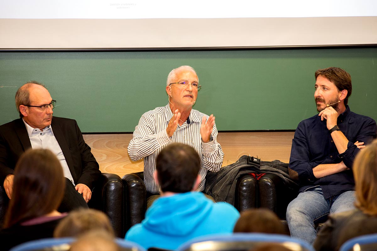 Imágenes del desarrollo del Foro IDEAL de Biodiversidad con los principales expertos en cambio global, celebrado el 18 de octubre de 2018 en la Escuela de Ingenieros de Caminos de la UGR, organizado por IDEAL y la Fundación Biodiversidad del MInisterio para la Transición Ecológica. Con Javier Sánchez, director del Parque Nacional y Natural de Sierra Nevada, Regino Zamora, catedrático de Ecología de la UGR y José Miguel Barea, Técnico de la Agencia de Medio Ambiente y Agua de Andalucía, con el periodista Juan Enrique Gómez como moderador.