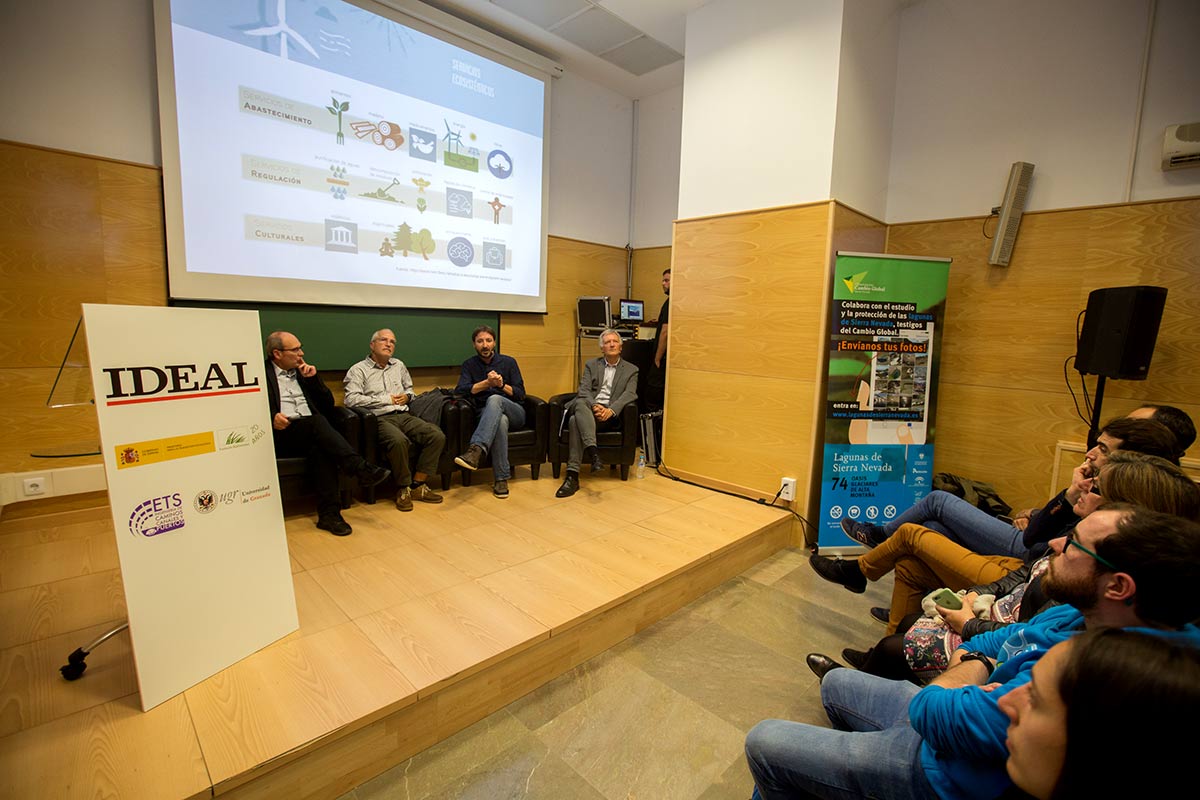 Imágenes del desarrollo del Foro IDEAL de Biodiversidad con los principales expertos en cambio global, celebrado el 18 de octubre de 2018 en la Escuela de Ingenieros de Caminos de la UGR, organizado por IDEAL y la Fundación Biodiversidad del MInisterio para la Transición Ecológica. Con Javier Sánchez, director del Parque Nacional y Natural de Sierra Nevada, Regino Zamora, catedrático de Ecología de la UGR y José Miguel Barea, Técnico de la Agencia de Medio Ambiente y Agua de Andalucía, con el periodista Juan Enrique Gómez como moderador.
