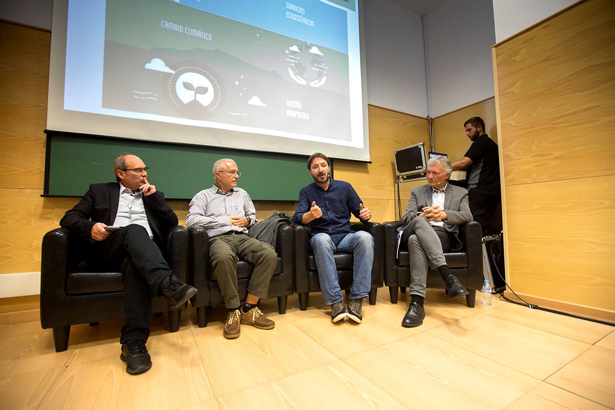 Imágenes del desarrollo del Foro IDEAL de Biodiversidad con los principales expertos en cambio global, celebrado el 18 de octubre de 2018 en la Escuela de Ingenieros de Caminos de la UGR, organizado por IDEAL y la Fundación Biodiversidad del MInisterio para la Transición Ecológica. Con Javier Sánchez, director del Parque Nacional y Natural de Sierra Nevada, Regino Zamora, catedrático de Ecología de la UGR y José Miguel Barea, Técnico de la Agencia de Medio Ambiente y Agua de Andalucía, con el periodista Juan Enrique Gómez como moderador.