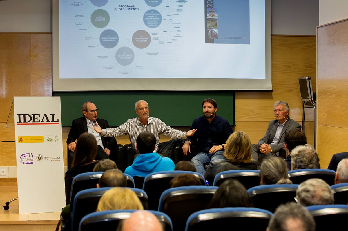 Imágenes del desarrollo del Foro IDEAL de Biodiversidad con los principales expertos en cambio global, celebrado el 18 de octubre de 2018 en la Escuela de Ingenieros de Caminos de la UGR, organizado por IDEAL y la Fundación Biodiversidad del MInisterio para la Transición Ecológica. Con Javier Sánchez, director del Parque Nacional y Natural de Sierra Nevada, Regino Zamora, catedrático de Ecología de la UGR y José Miguel Barea, Técnico de la Agencia de Medio Ambiente y Agua de Andalucía, con el periodista Juan Enrique Gómez como moderador.