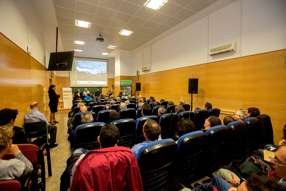 Imágenes del desarrollo del Foro IDEAL de Biodiversidad con los principales expertos en cambio global, celebrado el 18 de octubre de 2018 en la Escuela de Ingenieros de Caminos de la UGR, organizado por IDEAL y la Fundación Biodiversidad del MInisterio para la Transición Ecológica. Con Javier Sánchez, director del Parque Nacional y Natural de Sierra Nevada, Regino Zamora, catedrático de Ecología de la UGR y José Miguel Barea, Técnico de la Agencia de Medio Ambiente y Agua de Andalucía, con el periodista Juan Enrique Gómez como moderador.
