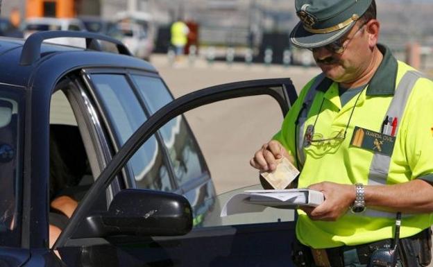 Tráfico: Las 20 infracciones que te pueden costar puntos del carne