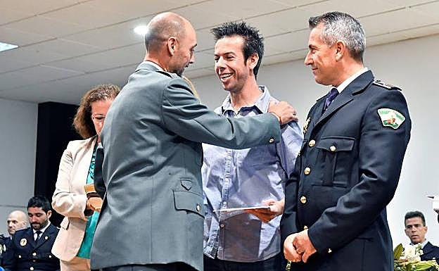 Cruz agradece la participación de decenas de organizaciones, cuerpos de bomberos, policías locales, Guardia Civil, Protección Civil y voluntarios en la búsqueda de su hijo. 