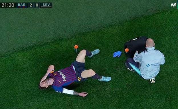 Messi, con el codo vendado sobre el césped del Camp Nou. 