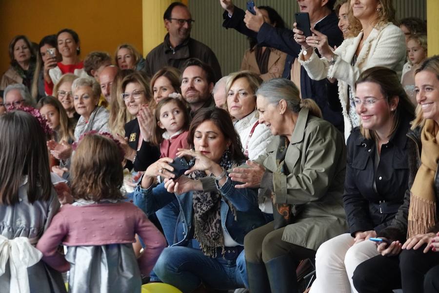 El Colegio La Presentación ha acogido este sábado uin desfile infantil organizado por la Asociación Diseño y Moda, cuya recaudación va destinada al proyecto 'Pídeme La Luna'