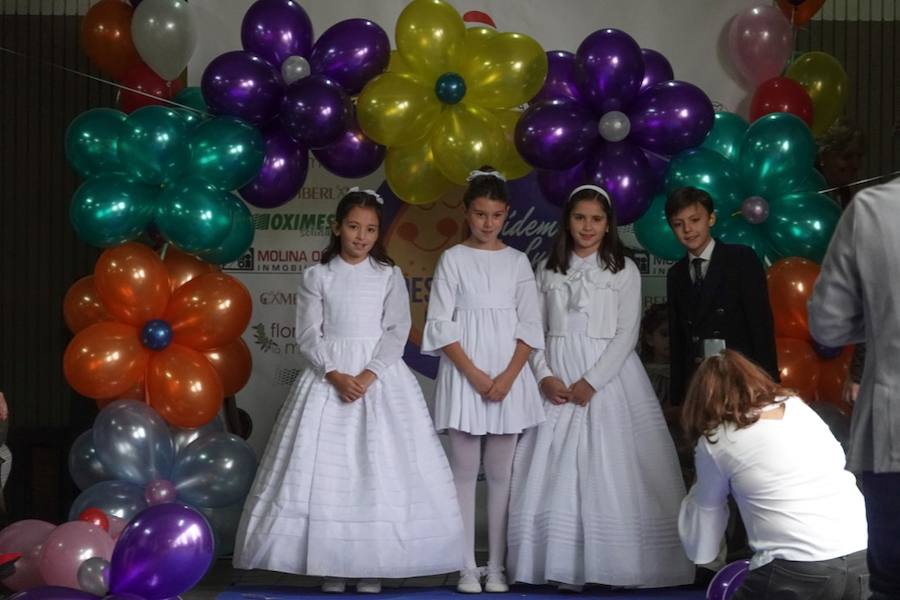 El Colegio La Presentación ha acogido este sábado uin desfile infantil organizado por la Asociación Diseño y Moda, cuya recaudación va destinada al proyecto 'Pídeme La Luna'