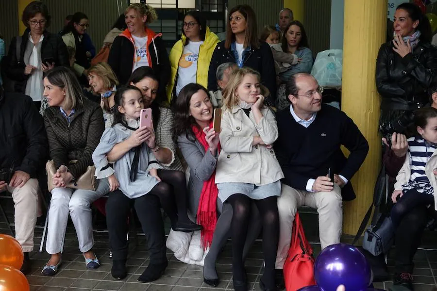 El Colegio La Presentación ha acogido este sábado uin desfile infantil organizado por la Asociación Diseño y Moda, cuya recaudación va destinada al proyecto 'Pídeme La Luna'