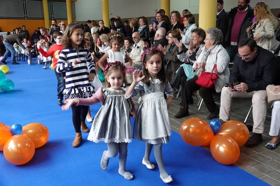 El Colegio La Presentación ha acogido este sábado uin desfile infantil organizado por la Asociación Diseño y Moda, cuya recaudación va destinada al proyecto 'Pídeme La Luna'