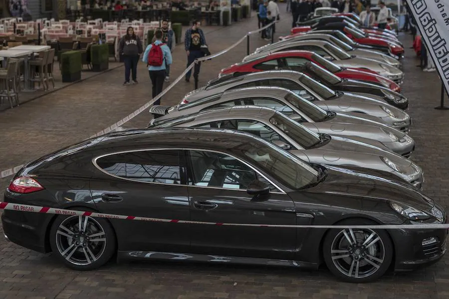 Desde las 10 de la mañana, los granadinos pueden visitar en el Centro Comercial Serrallo Plaza esta llamativa exposición repleta de coches de lujo. Diversos vehículos de marca Porsche están expuestos para los asistentes al lugar.