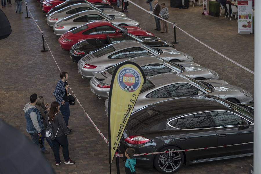 Desde las 10 de la mañana, los granadinos pueden visitar en el Centro Comercial Serrallo Plaza esta llamativa exposición repleta de coches de lujo. Diversos vehículos de marca Porsche están expuestos para los asistentes al lugar.