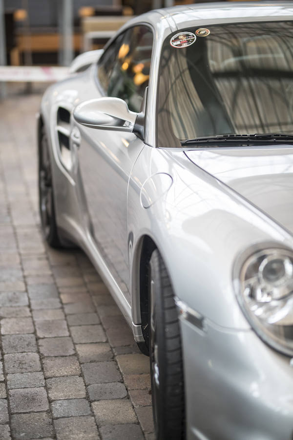 Desde las 10 de la mañana, los granadinos pueden visitar en el Centro Comercial Serrallo Plaza esta llamativa exposición repleta de coches de lujo. Diversos vehículos de marca Porsche están expuestos para los asistentes al lugar.