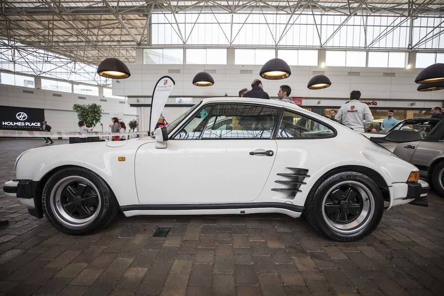 Desde las 10 de la mañana, los granadinos pueden visitar en el Centro Comercial Serrallo Plaza esta llamativa exposición repleta de coches de lujo. Diversos vehículos de marca Porsche están expuestos para los asistentes al lugar.