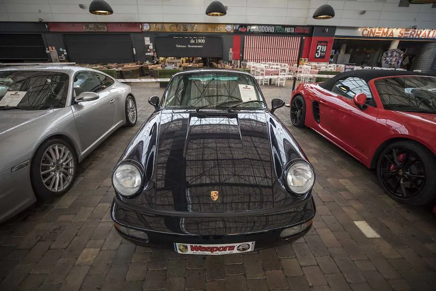 Desde las 10 de la mañana, los granadinos pueden visitar en el Centro Comercial Serrallo Plaza esta llamativa exposición repleta de coches de lujo. Diversos vehículos de marca Porsche están expuestos para los asistentes al lugar.