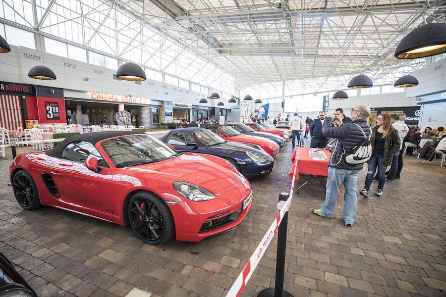Desde las 10 de la mañana, los granadinos pueden visitar en el Centro Comercial Serrallo Plaza esta llamativa exposición repleta de coches de lujo. Diversos vehículos de marca Porsche están expuestos para los asistentes al lugar.