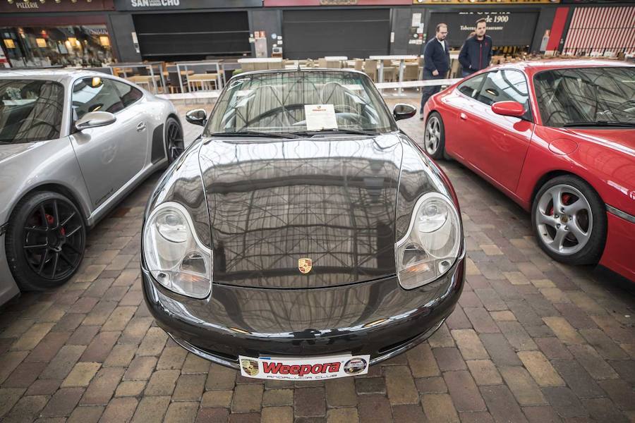 Desde las 10 de la mañana, los granadinos pueden visitar en el Centro Comercial Serrallo Plaza esta llamativa exposición repleta de coches de lujo. Diversos vehículos de marca Porsche están expuestos para los asistentes al lugar.