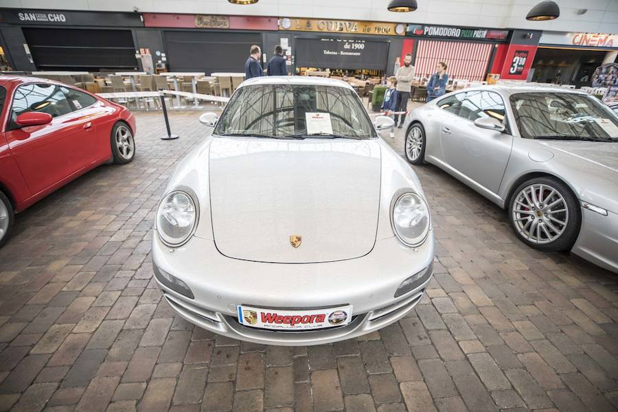 Desde las 10 de la mañana, los granadinos pueden visitar en el Centro Comercial Serrallo Plaza esta llamativa exposición repleta de coches de lujo. Diversos vehículos de marca Porsche están expuestos para los asistentes al lugar.