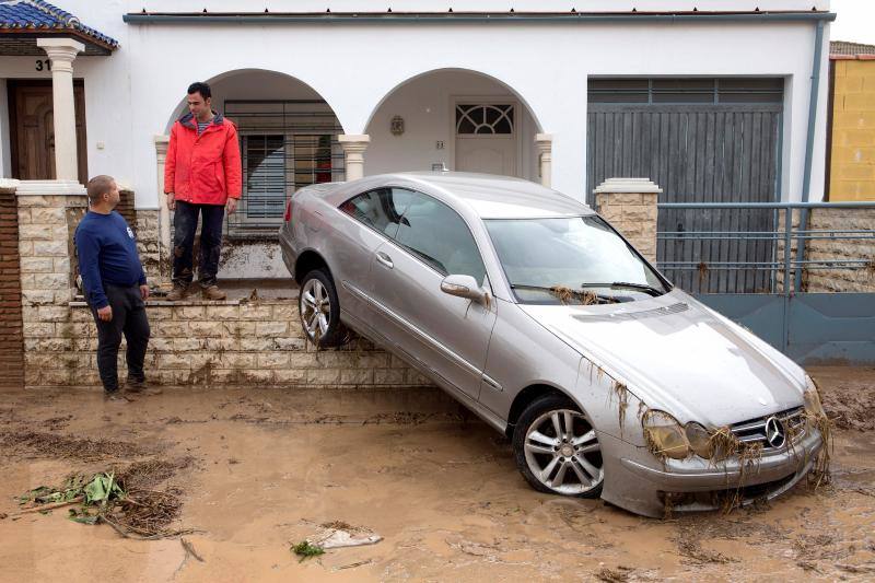 Las mejores imágenes de las lluvias torrenciales que han provocado la muerte de un bombero y numerosos destrozos en la provincia de Málaga