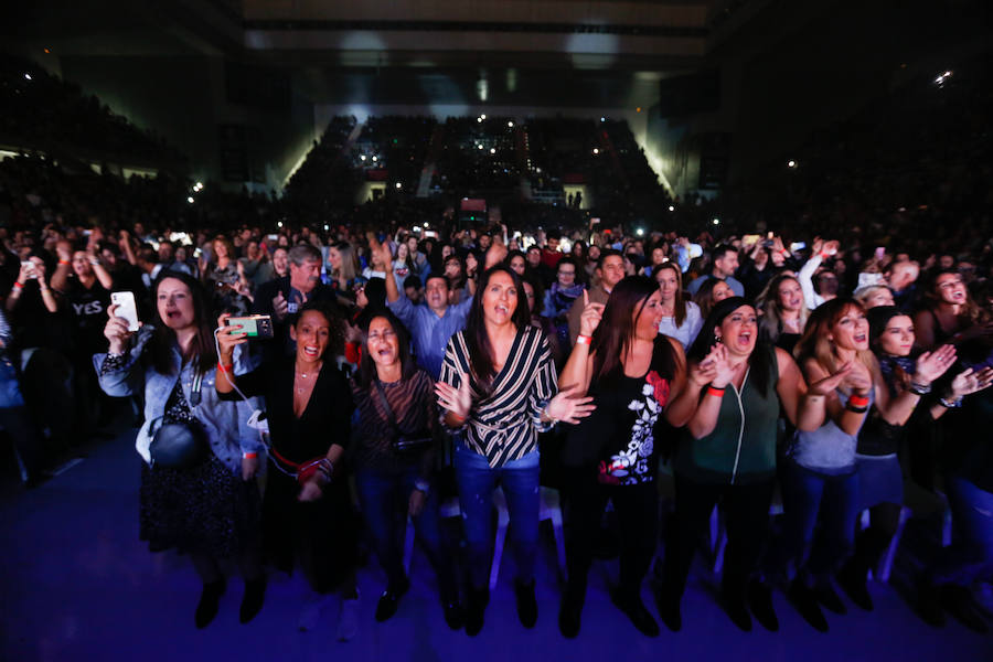 Los seguidores del cantante malagueño llenaron por completo el Palacio de los Deportes de Granada